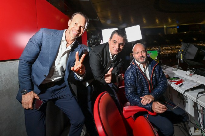 Zapopan, Jalisco, 18 de marzo de 2023. Luis Robertto Alves "Zague", Christian Martinoli y Luís García, durante el partido de la jornada 12 del torneo Clausura 2023 de la Liga BBVA MX, entre las Chivas Rayadas del Guadalajara y las Águilas del América, celebrado en el estadio Akron. Foto: Imago7/ Etzel Espinosa