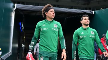 Filadelfia, Estados Unidos, 16 de octubre de 2023. Guillermo Ochoa y Henry Martin durante el entrenamiento de la selección nacional de México en la cancha del Lincoln Financial Field, previo al partido de preparación frente a la selección de Alemania, dentro del Mextour 2023.Foto: Imago7/ Etzel Espinosa