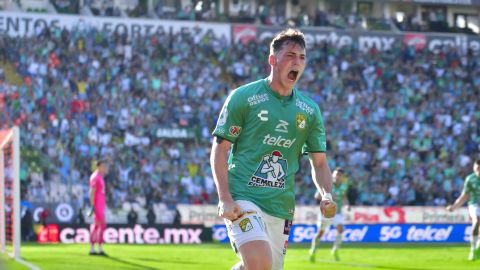 Federico Viñas celebra un gol con el Club León.