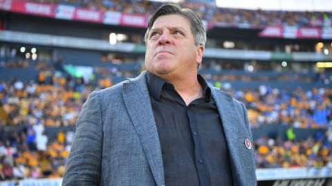 Miguel Herrera actualmente está fuera de los banquillos.