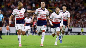 Roberto Alvarado con la camiseta de las Chivas de Guadalajara.