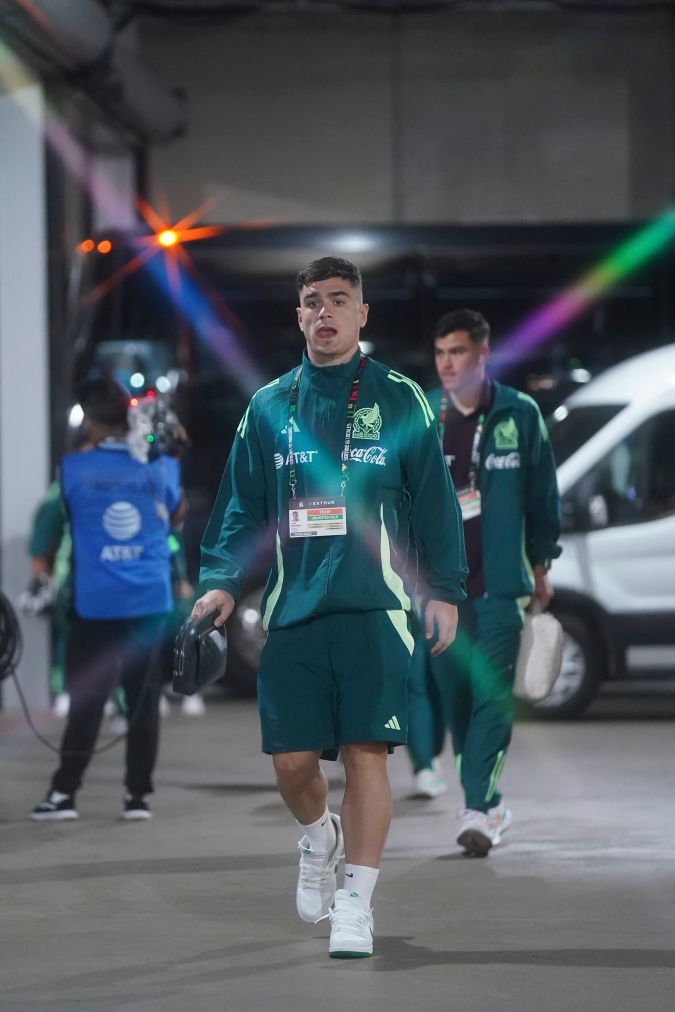 Chicago, Illinois, Estados Unidos, 31 de mayo de 2024. Luca Martinez Dupuy llegando al estadio previo al partido amistoso del MEXTOUR 2024, entre la Selección Nacional de México y la Selección de Bolivia, celebrado en el Soldier Field. Foto: Imago7/ Rafael Vadillo