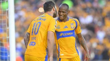 Luis Quiñones junto a Gignac.