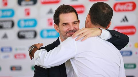 Duilio Davino, director deportivo de selecciones nacionales varoniles de México, en un abrazo con Rafael Márquez.