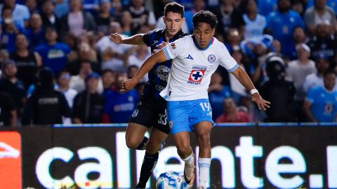 Querétaro, Querétaro a 23 de Agosto de 2024. Amaury Morales y Pablo Ortíz, durante el partido correspondiente a la jornada 5 del torneo Apertura 2024 de la Liga BBVA MX, entre los Gallos Blancos de Querétaro y la máquina celeste del Cruz Azul, realizado en el estadio la Corregidora. Foto: Imago7/ Sebastián Laureano Miranda