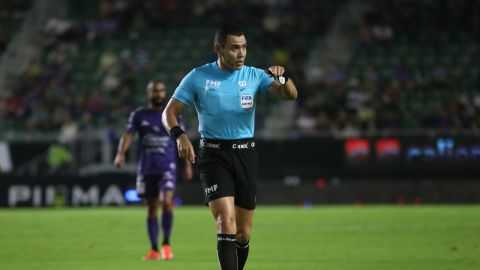 Mazatlán, Sinaloa a 23 de Agosto de 2024. Marco Antonio Ortiz Nava, árbitro central, durante el partido correspondiente a la jornada 5 del torneo Apertura 2024 de la Liga BBVA MX , entre los Cañoneros de Mazatlán FC y los Tuzos del Pachuca, realizado en el estadio el Encanto. Foto: Imago7/ Eduardo Resendiz