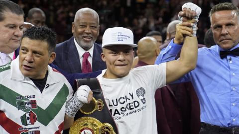 Isaac Cruz y su hijo Pitbull Cruz.