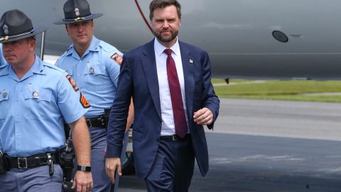 J.D. Vance aboga por "deshacer" política migratoria de Biden y deportar primero a criminales