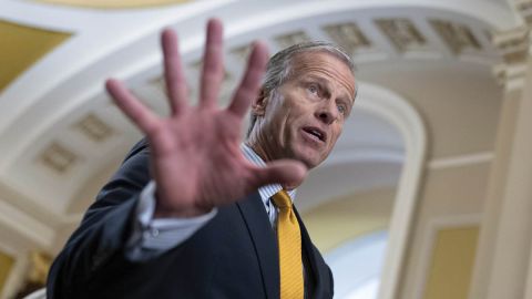 John Thune, líder republicano en el Senado