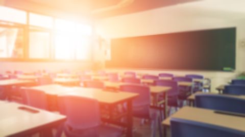 El paraprofesional de Kansas también está acusado en la demanda de gritar palabras despectivas a centímetros de la cara del adolescente diariamente.