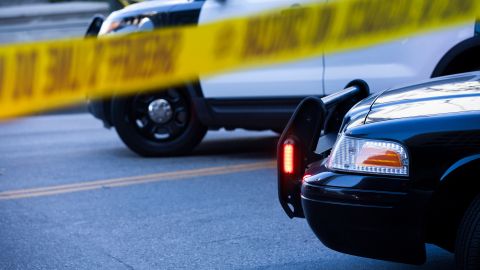 El tiroteo ocurrió en un estacionamiento al otro lado de la calle del Centro de Justicia del Condado de Hardin, Kentucky.