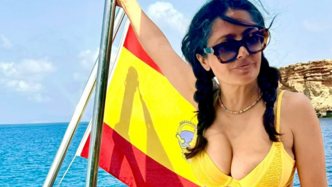 Salma Hayek brilla en Ibiza con canas y bikini amarillo