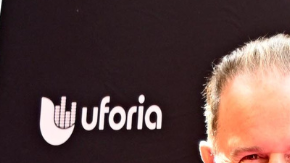 Izquierda: Raúl "El Gordo" de Molina en la alfombra del upfront de la cadena TelevisaUnivision, que presentó las novedades en la programación por lo que resta del año. Derecha: El actor Ben Affleck, a la izquierda, y la actriz y cantante Jennifer Lopez asisten a la premiere de "The Last Duel" el 9 de octubre de 2021 en Nueva York.