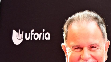 Izquierda: Raúl "El Gordo" de Molina en la alfombra del upfront de la cadena TelevisaUnivision, que presentó las novedades en la programación por lo que resta del año. Derecha: El actor Ben Affleck, a la izquierda, y la actriz y cantante Jennifer Lopez asisten a la premiere de "The Last Duel" el 9 de octubre de 2021 en Nueva York.