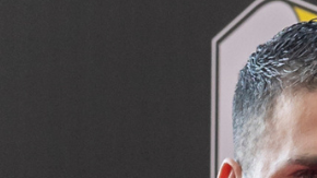 Izquierda: Jomari Goyso posa en los Premios Juventud 2024. Derecha: Ángela Aguilar y Christian Nodal el día de su boda