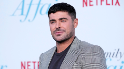 Zac Efron posa en la premiere de la película de Netflix "A Family Affair" en el Teatro Egipcio, el jueves 13 de julio de 2024, en Los Ángeles.