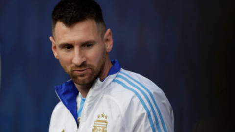 El argentino Lionel Messi entra al campo para un partido de semifinales de la Copa América contra Canadá en East Rutherford, Nueva Jersey, el martes 9 de julio de 2024.