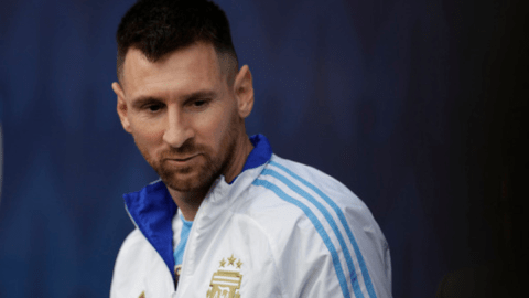 El argentino Lionel Messi entra al campo para un partido de semifinales de la Copa América contra Canadá en East Rutherford, Nueva Jersey, el martes 9 de julio de 2024.