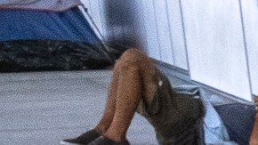 Will Shorts (i) platica con Antony Huicochea en un campamento.