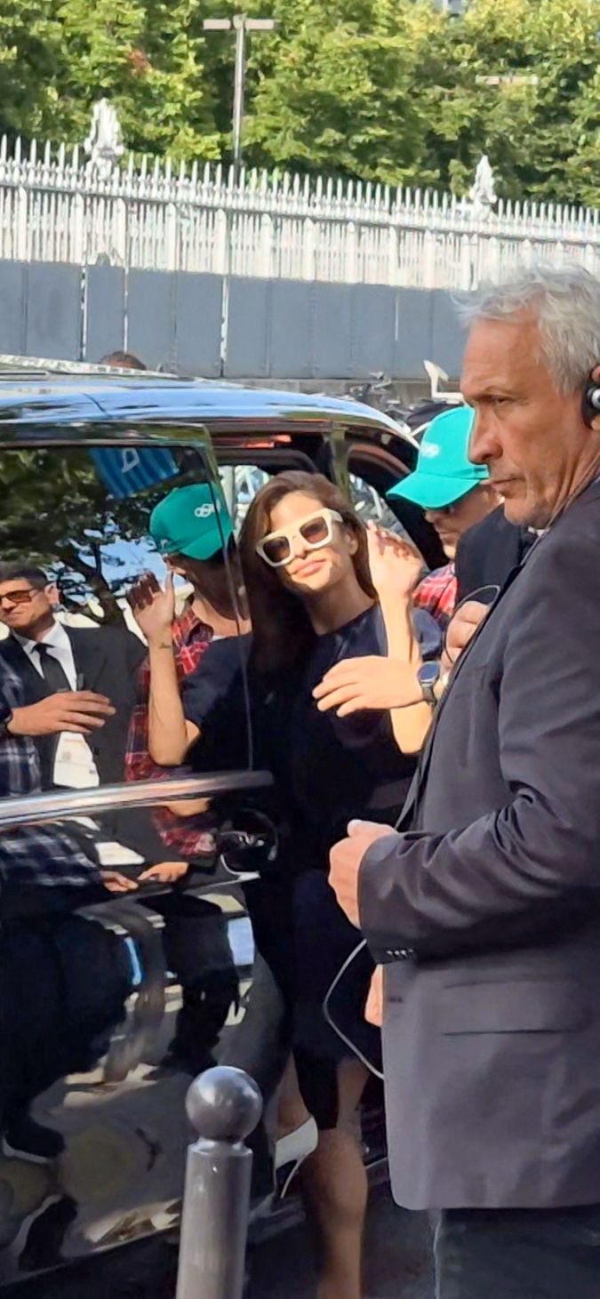 Photo © 2024 Mega/The Grosby Group
Paris, FRANCE - 4 AUGUST 2024
Ryan Gosling and Eva Mendes were seen leaving the gymnastics final at the Paris 2024 Olympics. Ryan carried one of their sleeping children on his shoulders as the family made their way out of the arena.****
Ryan Gosling y Eva Mendes fueron vistos saliendo con sus hijas de la final de gimnasia en los Juegos Olímpicos de París 2024. Ryan llevaba a una de sus hijas dormida sobre sus hombros mientras la familia salía del estadio.