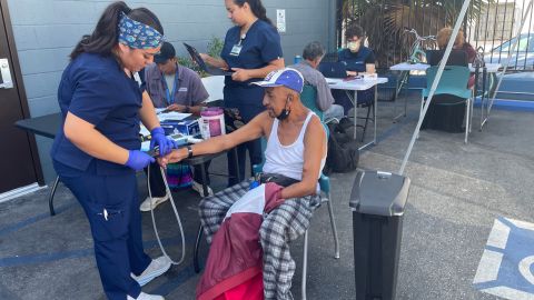 Una persona sin hogar recibe atención médica como parte del programa de medicina callejera de UCLA.