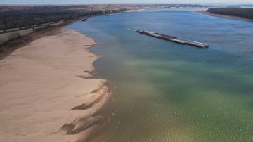 Una barcaza se desplaza por el río Mississippi, cerca de Cairo, Illinois. El cambio climático y la contaminación amenazan la vida cotidiana de los estadounidenses.