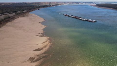 Una barcaza se desplaza por el río Mississippi, cerca de Cairo, Illinois. El cambio climático y la contaminación amenazan la vida cotidiana de los estadounidenses.