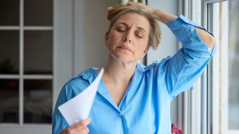 Mujeres perimenopáusicas enfrentan un mayor riesgo de depresión y manía