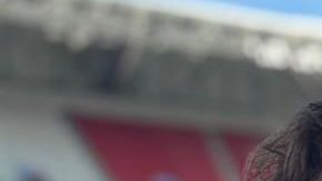 Natalia Astráin en un estadio de Francia durante los Juegos Olímpicos de París 2024. La comentarista española de Telemundo cuenta con una destacada trayectoria como jugadora y entrenadora de fútbol.