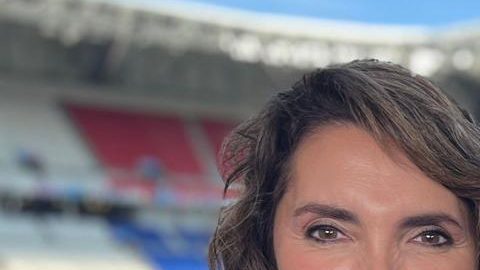 Natalia Astráin en un estadio de Francia durante los Juegos Olímpicos de París 2024. La comentarista española de Telemundo cuenta con una destacada trayectoria como jugadora y entrenadora de fútbol.