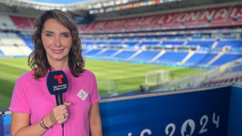 Natalia Astráin en un estadio de Francia durante los Juegos Olímpicos de París 2024. La comentarista española de Telemundo cuenta con una destacada trayectoria como jugadora y entrenadora de fútbol.