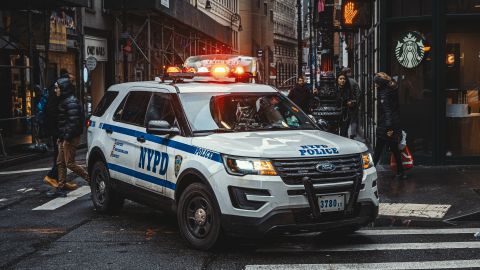 Se suponía que un agente inmobiliario se reuniría con un grupo de familiares en la casa donde fueron hallados los cinco cadáveres en Nueva York.