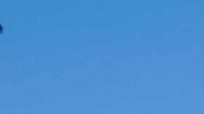 Un ciclista usa el nuevo carril de bicicletas protegidas en  Hollywood Boulevard en Los Angeles.