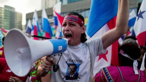 Miles de personas se manifestaron el año pasado por el cierre de la mina.