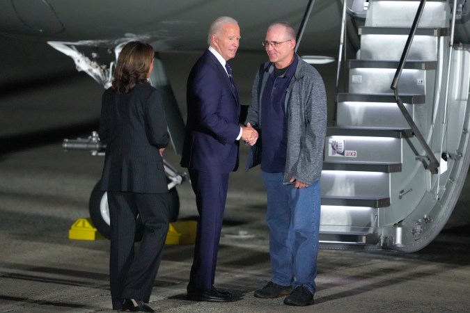 El presidente Joe Biden y la vicepresidenta Kamala Harris saludan a Paul Whelan.
