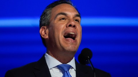 Líder latino del Congreso asegura que sólo Harris y Walz pueden “proteger el sueño americano”