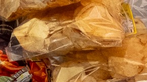 José Rodríguez prepara una mangoneada para un cliente en la calle Cuatro en Santa Ana.