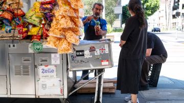 José Rodríguez prepara una mangoneada para un cliente en la calle Cuatro en Santa Ana.