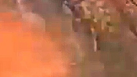 Un soldado ruso dispara desde un obús D-30 hacia posiciones ucranianas en un lugar no revelado en Ucrania.