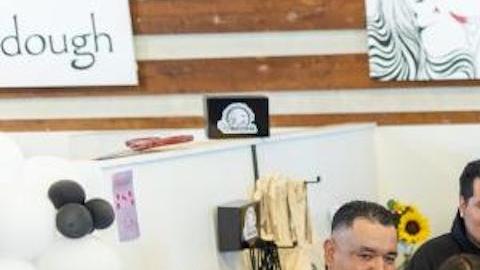 El concejal Tim McOsker inaugura las Salsas Chingona. (Cortesía Arturo García Ayala/Brenda Apolinar)