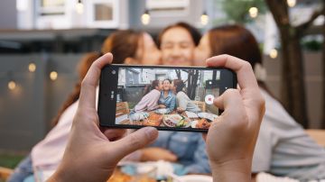 Personas tomándose una foto para redes sociales