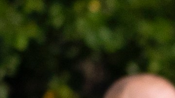 Trump saluda después de colocar una corona de flores en la Tumba del Soldado Desconocido en honor a los 13 militares asesinados en Abbey Gate, en el Cementerio Nacional de Arlington.