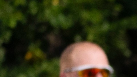 Trump saluda después de colocar una corona de flores en la Tumba del Soldado Desconocido en honor a los 13 militares asesinados en Abbey Gate, en el Cementerio Nacional de Arlington.