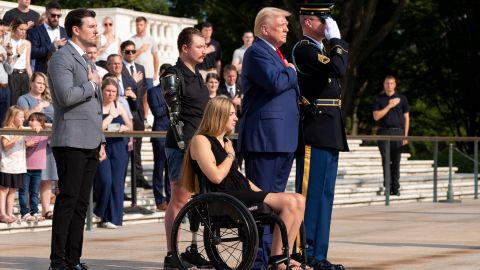 Trump saluda después de colocar una corona de flores en la Tumba del Soldado Desconocido en honor a los 13 militares asesinados en Abbey Gate, en el Cementerio Nacional de Arlington.