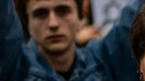Una mujer con la foto de su hijo capturado por las tropas rusas en Mariúpol en 2022.