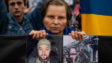 Una mujer con la foto de su hijo capturado por las tropas rusas en Mariúpol en 2022.