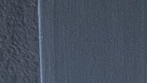 Carlos Ortez apunta a el mural en su restaurante Un Solo Sol en Boyle Heights .