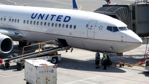 Uno de los heridos en el vuelo de United Airlines tuvo que ser hospitalizado.