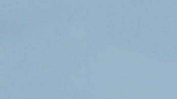 Vance regresa caminando después de observar el Air Force Two en el Aeropuerto Regional de Chippewa Valley, en Eau Claire, Wisconsin.