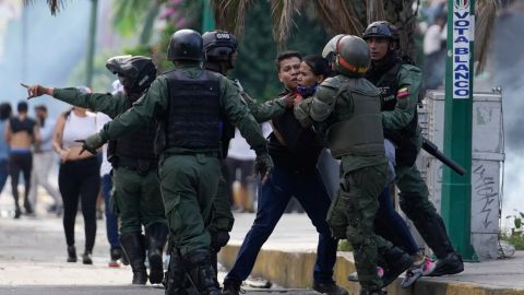 El momento de la detención de Manuel Peña quedó captado en video, evidenciando la naturaleza arbitraria de su arresto en Venezuela.